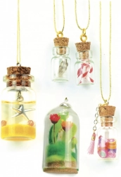 Creatieve set sieraden van mini flesjes