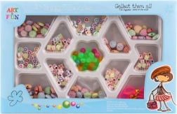 Set plastic kralen in een doosje voor kinderen