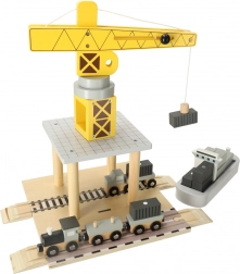 Grue en bois au quai avec bateaux et voitures