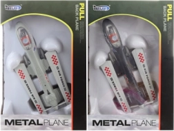 Metalen vliegtuig met terugtrekmotor op batterijen