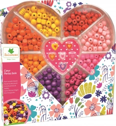 Houten kralen in een hartvormig opbergdoosje