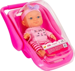 Pop Julka in een roze draagmand met badje