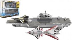 Porte-avions avec modèles de chasseurs