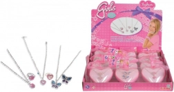 Bague et collier dans une boîte en forme de cœur