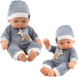 Baby-pop in grijze pyjama met mutsje