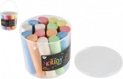 Gekleurde stoepkrijtjes in emmer