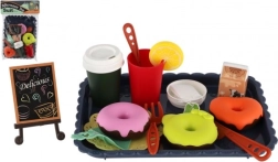 kinder theeservies en keukenset met etenswaren op een dienblad