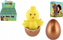 Uitkomend kuikentje in een ei