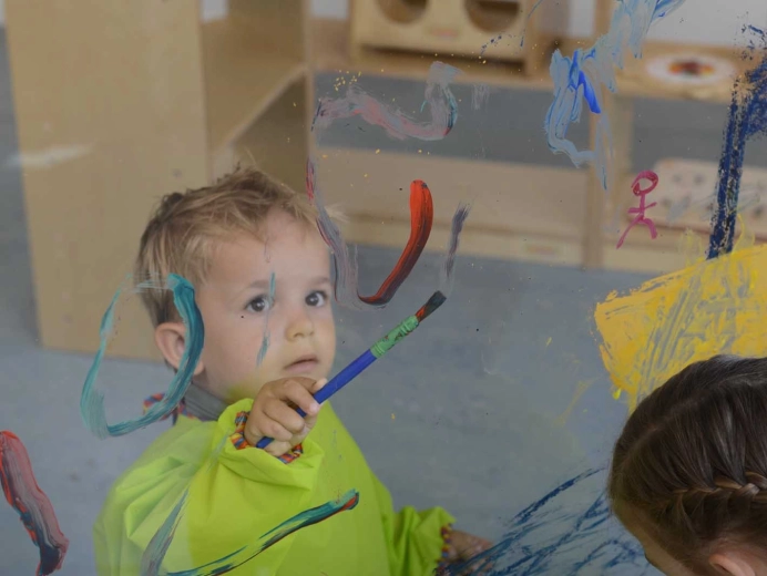 Double-sided acrylic window for collaborative creation