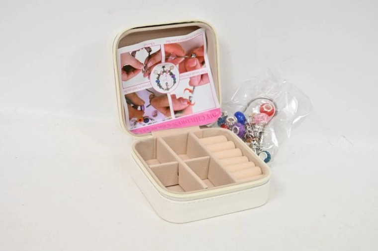 Kit créatif pour fabriquer un bracelet avec perles et breloques dans une mallette (72 pcs)