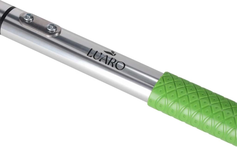 Ergonomic, non-slip handle