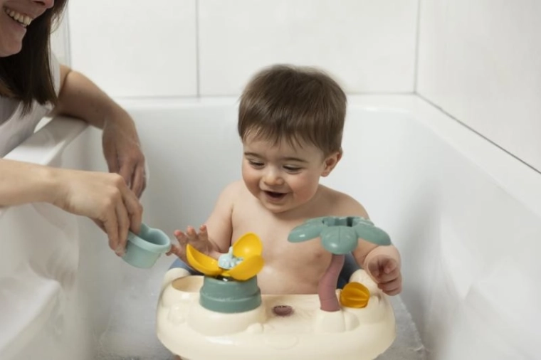 Easy seating thanks to the sliding tray