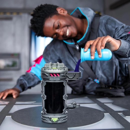 Container experiment: pour, shake, reveal!