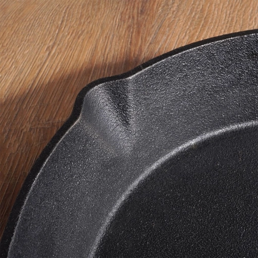 Practical pour spouts and comfortable serving