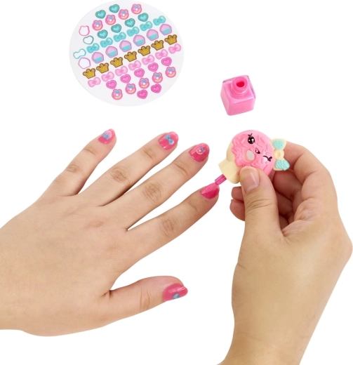 Nagels lakken en versieren met schattige stickers