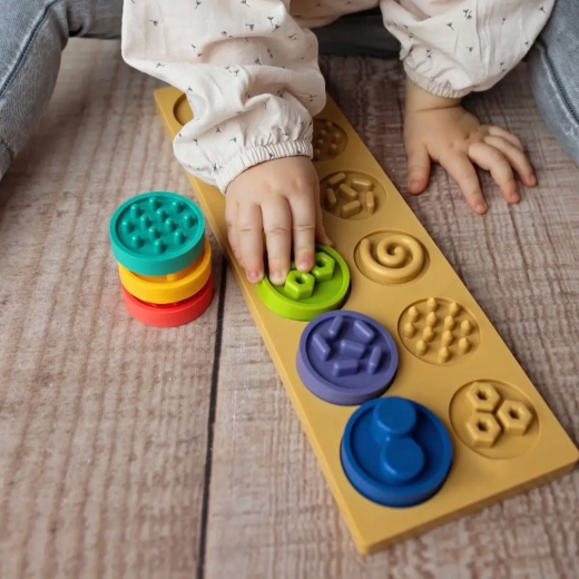 Multisensory play with textures and colors