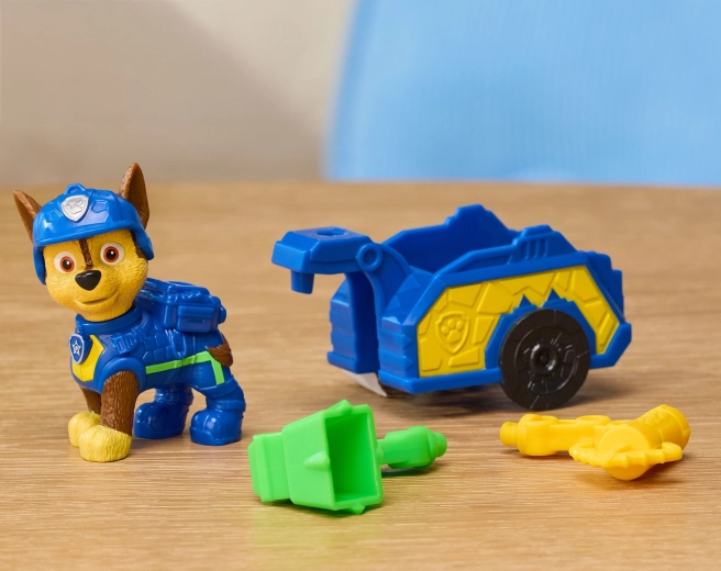 2 interchangeable tools for different play scenarios