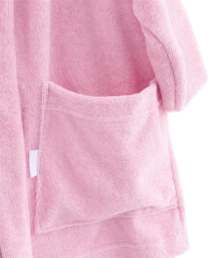 Praktisches Design: eingenähter Gürtel und tiefe Tasche