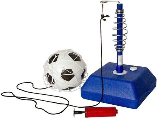 Kinder voetbaltrainer met bal