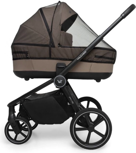 Carrycot with EPP base and triple ventilation