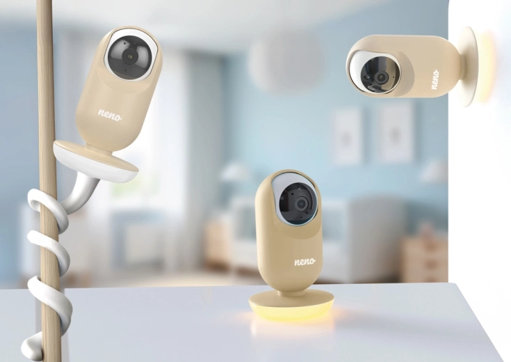 Pan-and-tilt camera controlled from the receiver and 4× zoom
