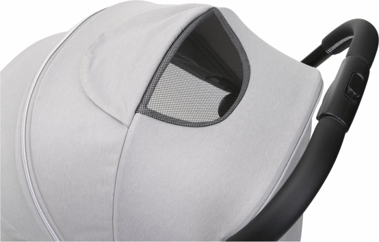 Assise confortable et capote ventilée