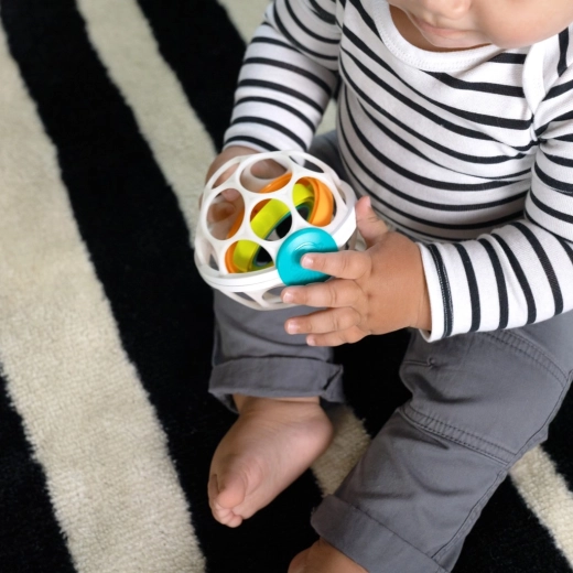 Sensorischer Spaß mit Rasseln und Rotation