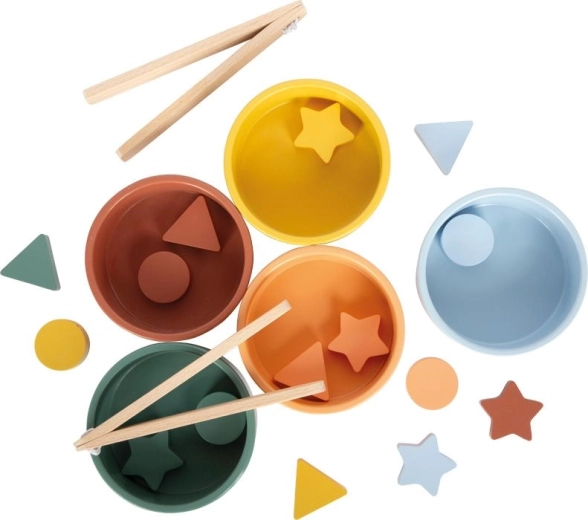 Leren door te spelen met gekleurde schaaltjes