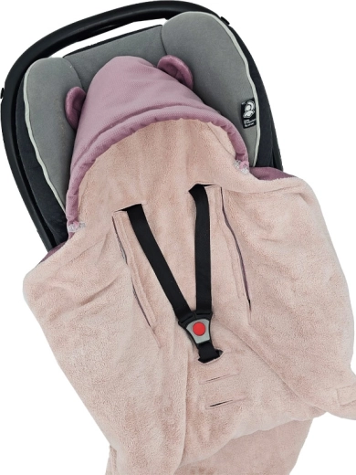 Stays in place like a footmuff, won’t slip like a blanket