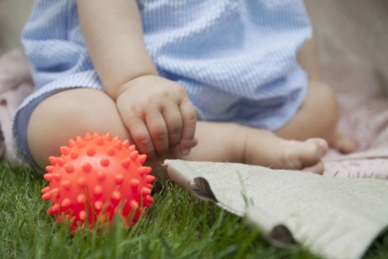 Unterstützt die sensorische Entwicklung von Geburt an