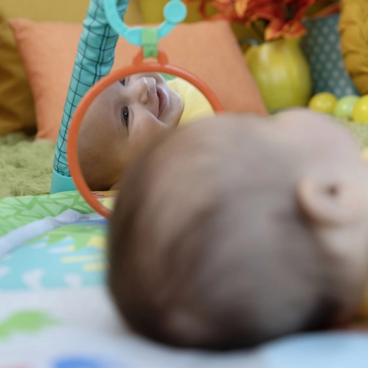 Miroir et jouets sensoriels