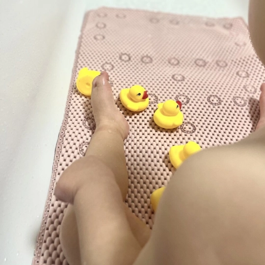 Un bain sûr et ludique pour les enfants