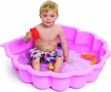 Amusement avec l’eau et le sable