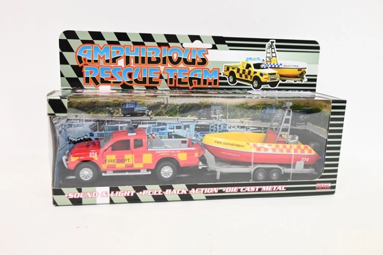 Véhicule de secours avec bateau à moteur sur remorque, avec lumières et sons