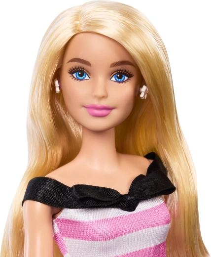 Longs cheveux blonds et visage détaillé