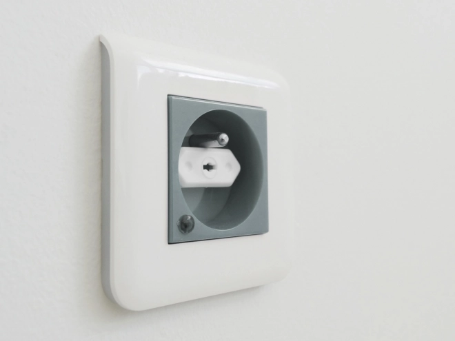 Protection de la prise électrique blanche