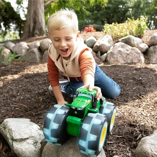 Grandes roues tout-terrain pour jouer dedans comme dehors