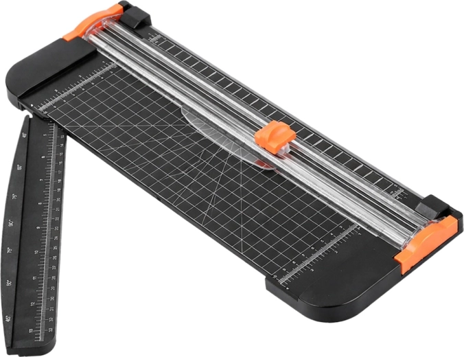 Safe sliding blade in a transparent guide