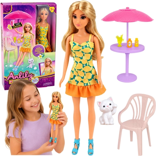 Anlily modepop in gele jurk met tuinmeubels, parasol en poesje