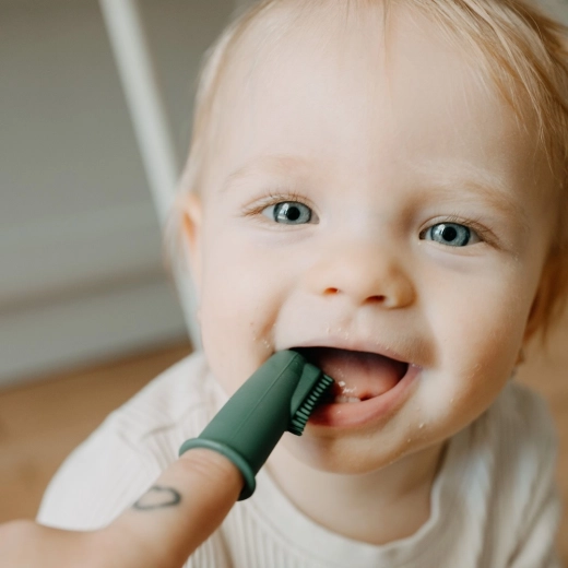 Massage délicat des gencives et nettoyage des premières dents