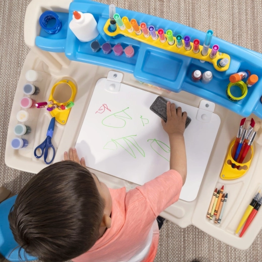 Grande surface de travail et ardoise effaçable à sec