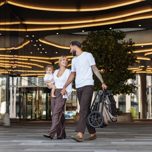 One-hand automatic folding and compact dimensions