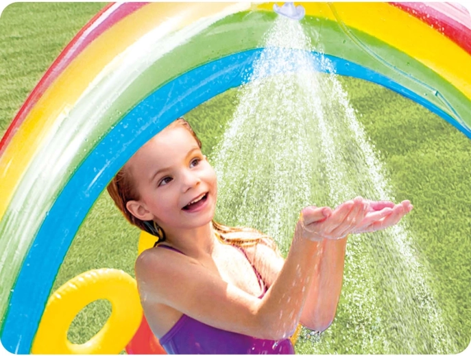 Arche-douche arc‑en‑ciel pour se rafraîchir
