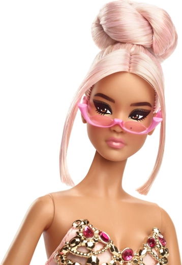 Stylish accessories and posing