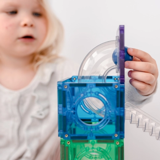 Transparante knikkerbanen om spelenderwijs natuurkunde te leren