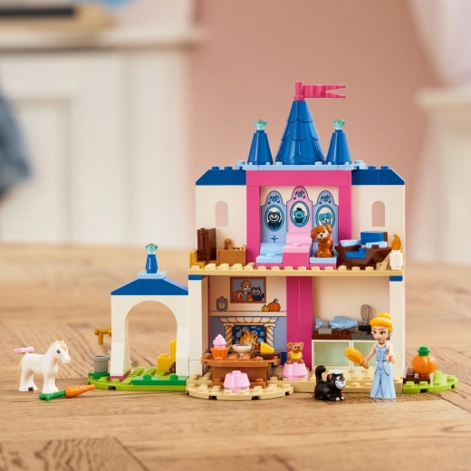 Schloss mit Stall und viel Zubehör
