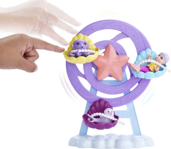 Draaiende carrousel met schelpzitjes