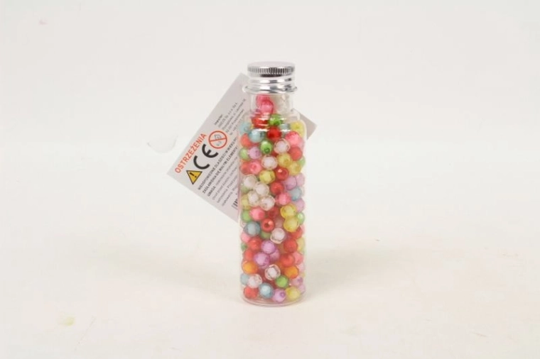 Perles colorées dans une mini boîte