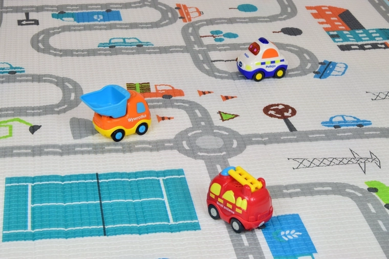 Double-sided play world: streets and animals