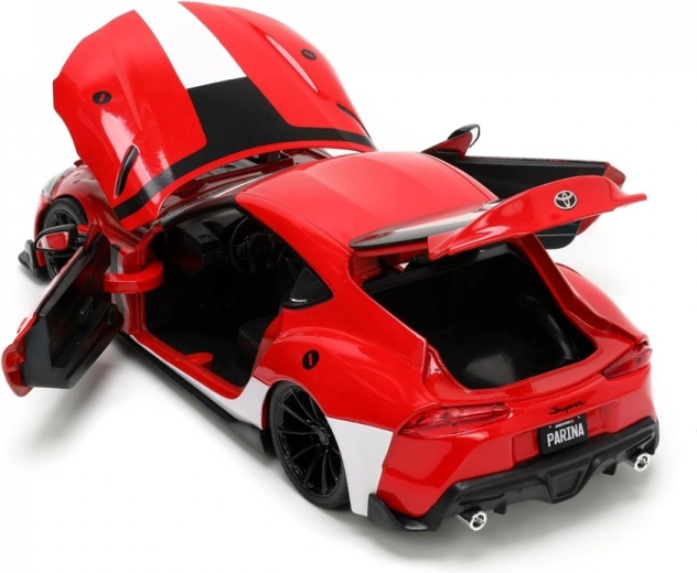 Éléments ouvrants et intérieur détaillé